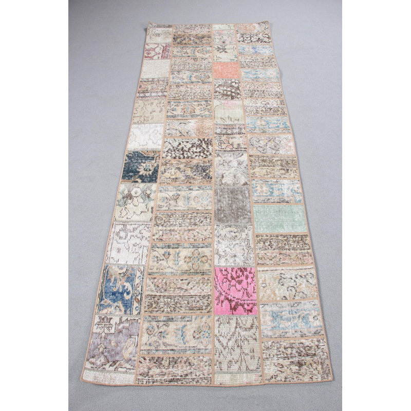 Tapis de couloir brun brun à patchwork parfait pour ajouter un charme anatolien rétro à votre couloir ou à d'autres endroits très passants
