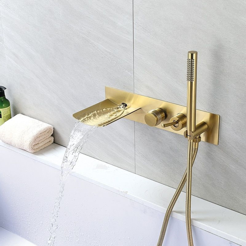 Single-lever basin faucet with polished brass finish and smooth water flow control