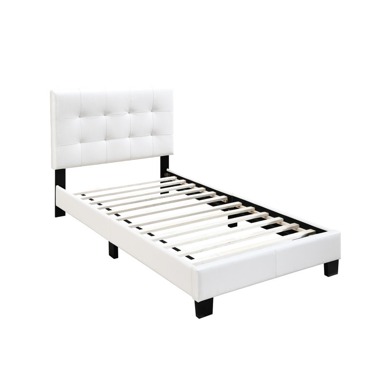 Structure de lit simple blanc, similicuir contemporain, tête de lit rectangulaire, support central, sans sommier, revêtement de chambre à coucher moderne en cuir, pieds de soutien, configuration confortable
