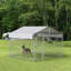 Grand chenil d'extérieur avec housse imperméable pour protection UV-106803180