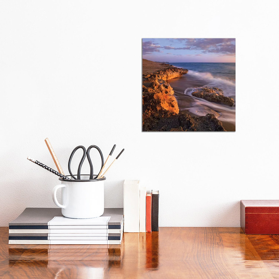 Beach At Dusk, Blowing Rocks Preserve, Florida von Tim Fitzharris - Galerie-verpackte Leinwand Giclée