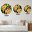 Jaune, rouge, vert, fleurs tropicales sur fond noir - horloge murale tropicale-548873543