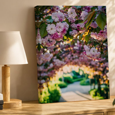 Toile, une scène de jardin de rêve avec de délicates fleurs roses en cascade à partir de branches vertes luxuriantes, créant une douce toile éthérée