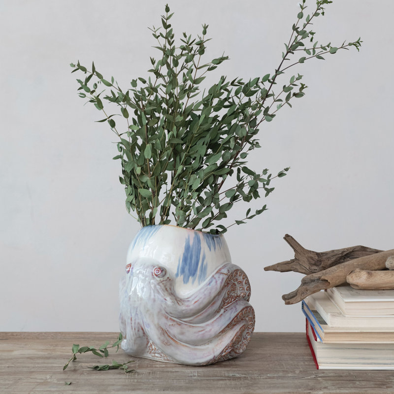 Jardinière en grès avec détail de pieuvre dans un glacis réactif, finition blanche et bleue