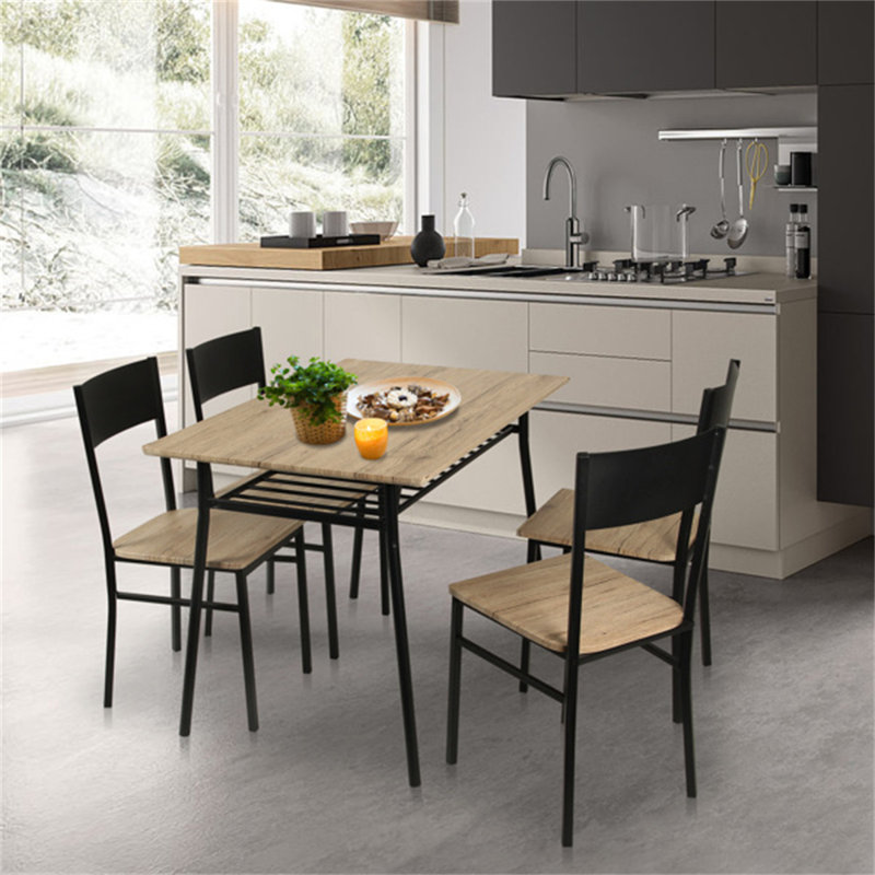 Ensemble repas pour quatre personnes