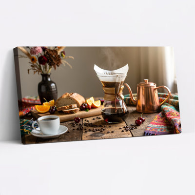 Tableau sur toile représentant une scène de préparation du café avec du pain et des fruits (lot de 1)