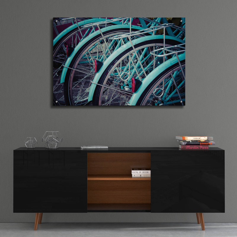 «Bicycle Line Up 2» par Jessica Reiss, art mural en verre acrylique, H 24 po x l 36 po x P 0,2 po