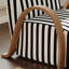 Fauteuil d'appoint moderne à rayures noires et blanches avec accoudoirs courbés pour les salons contemporains et les bureaux élégants