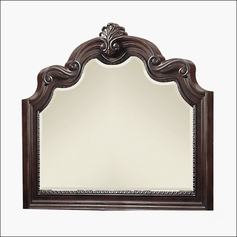 Exquis miroir orné d'acajou avec des détails complexes et du verre biseauté, un ajout intemporel à tout décor intérieur.