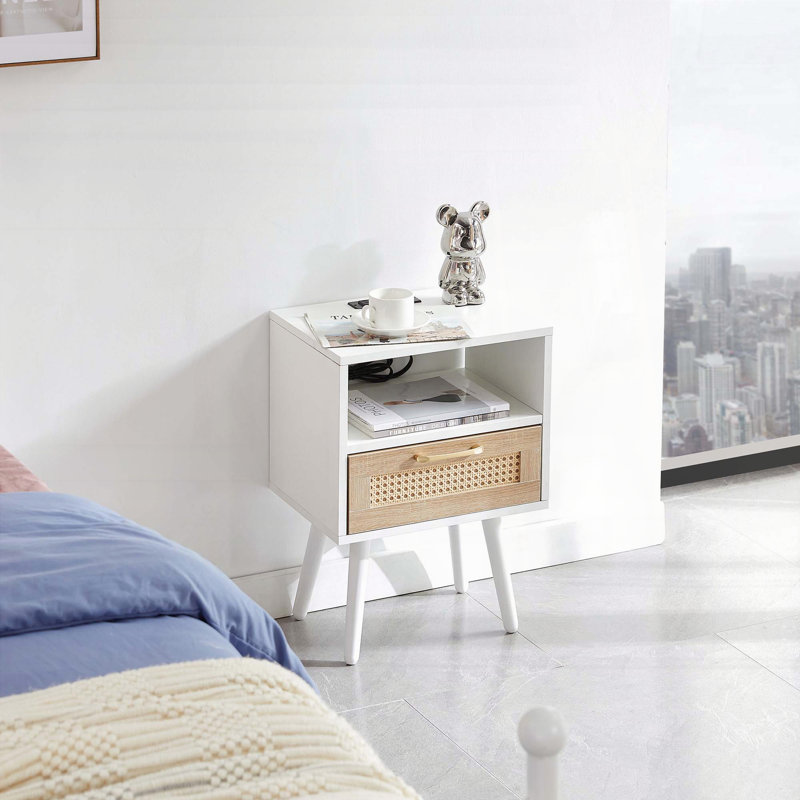 Table de bout en rotin 15,75 po avec prise de courant et ports USB, Blanc