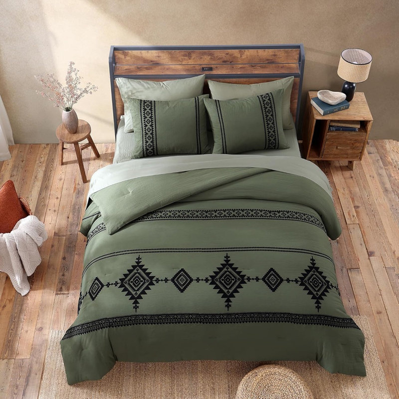 Ensemble d'édredon brodé Boho Farmhouse - Lit toutes saisons vert olive dans un sac avec édredon, draps, taies d'oreiller et taies décoratives, 7 pièces