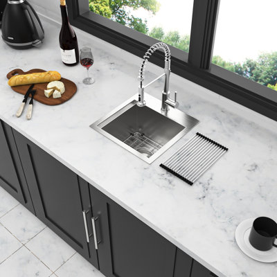 Évier de cuisine encastrable en acier inoxydable de calibre 18 de 15 po, cuve simple avec revêtement de protection, conception en pente autour du trou d'eau pour un drainage complet, rebords à usages multiples, drain inclus