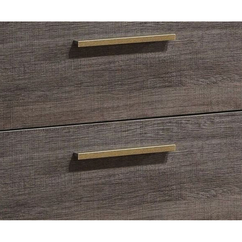 La table de chevet 2 tiroirs gris antique avec poignées en laiton rehausse l'esthétique de la chambre à coucher.