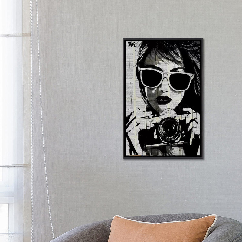 «Shoot» par Loui Jover - impression d'art graphique, H 26 po x l 18 po x 1,5 po, Toile avec cadre noir patiné