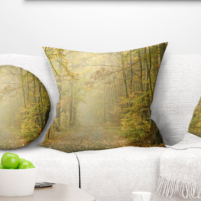 Coussin d'automne «Autumn Forest Path on Misty Morning Landscape»
