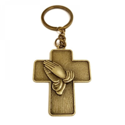 Porte-clés en prière sur une croix