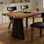 Table épaisse à bords arrondis et pieds en bois-107702202