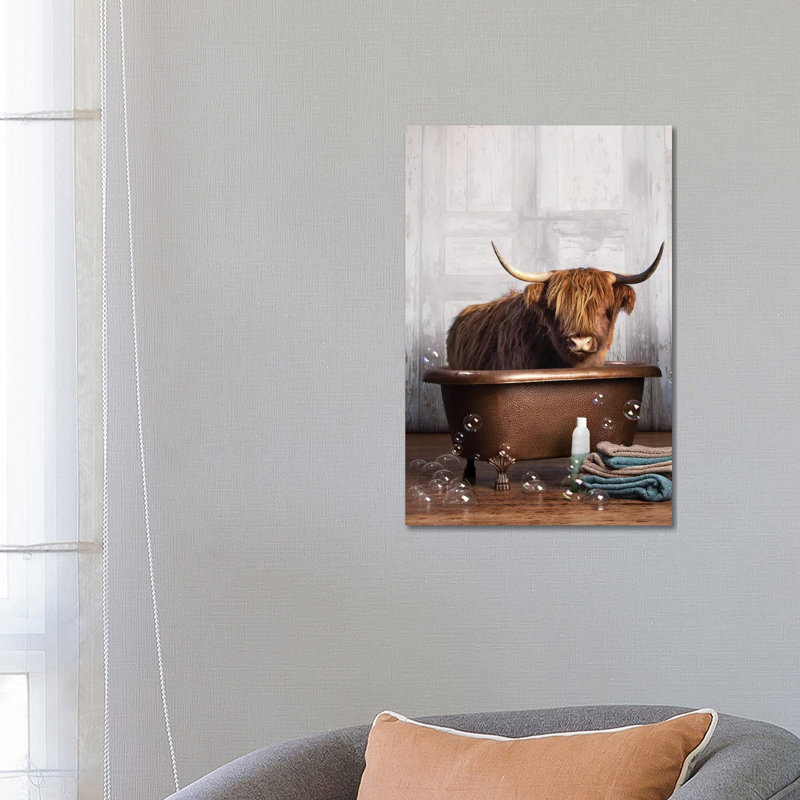 «Highland Cow In The Tub», reproduction d'impression sur toile, Toile tendue, H 26 po x l 18 po, Sans cadre