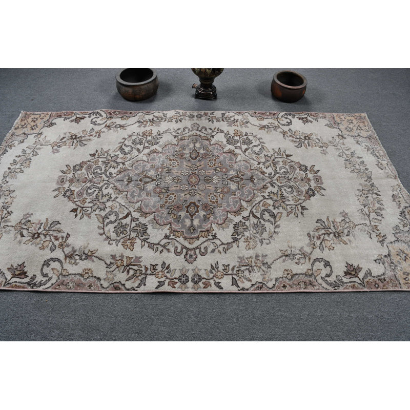 Tapis turc rétro avec motif floral orné dans des tons de terre discrets pour les maisons élégantes beige / gris