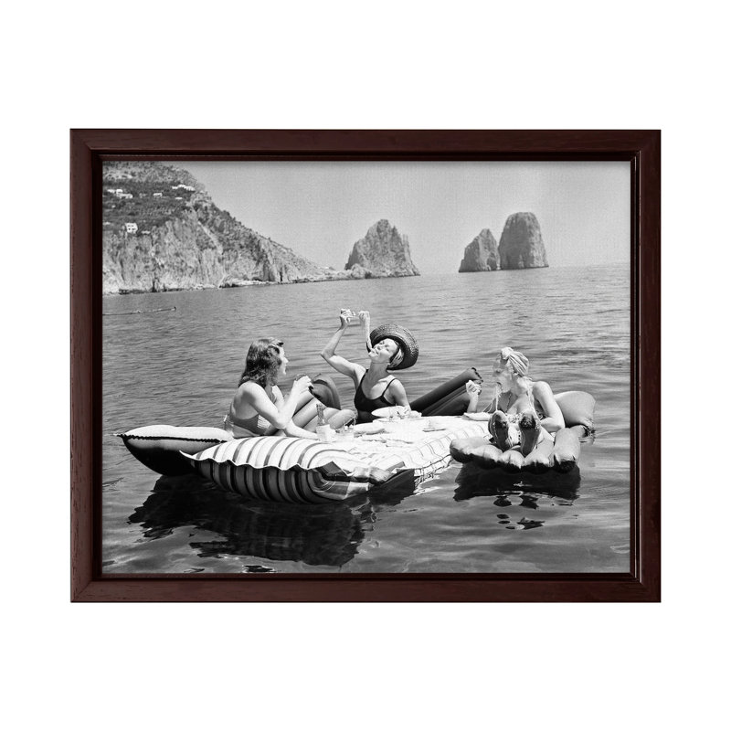 Femmes mangeant des spaghettis sur le lac, Canevas, H 16 po x l 20 po, Brown Framed
