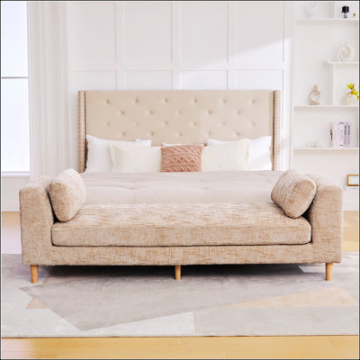 Banc de lit moderne capitonné de 211 cm de large avec accoudoirs, méridienne en chenille avec 2 coussins cylindriques, lit de jour avec pieds en hévéa pour salon, chambre, appartement, chambre d'amis, couleur blé