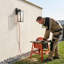 Applique murale d'extérieur classique avec prise GFCI intégrée 1 lumière-476080799-476080796