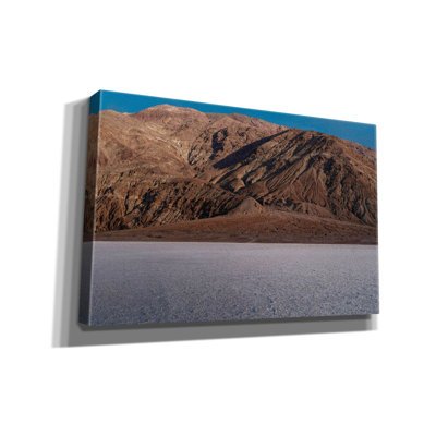 Toile épique Graffiti «Vallée de la mort - sel à Hills» par Epic Portfolio, 60 po x 40 po
