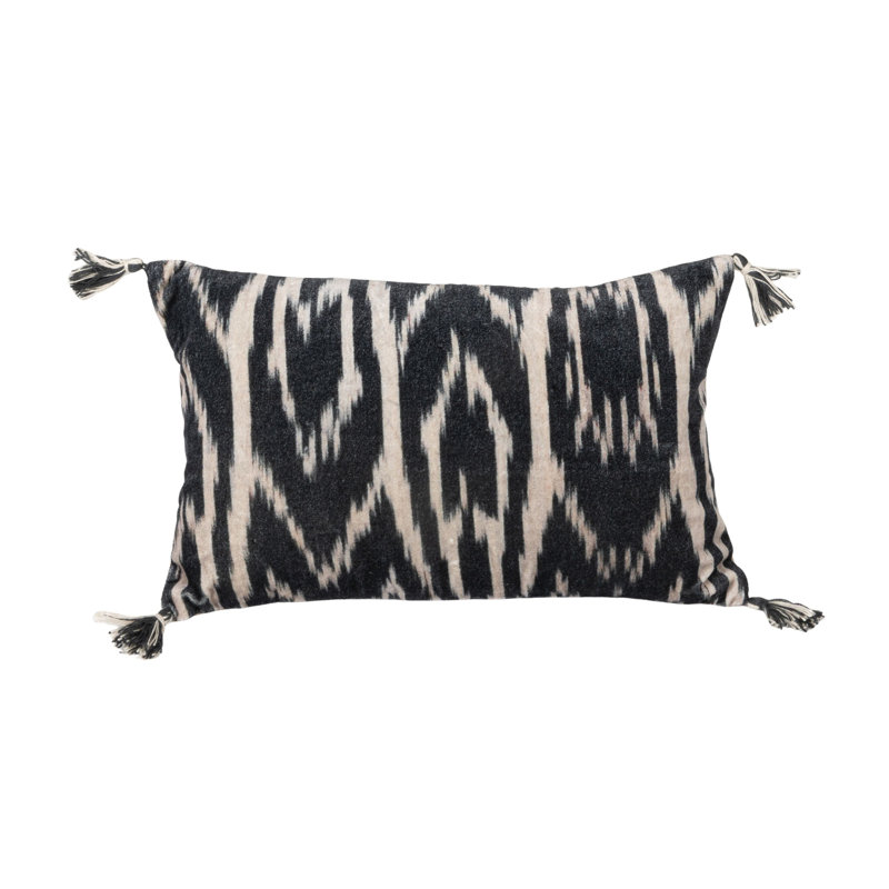 Coussin en velours de coton avec imprimé ikat avec pompons et dos en chambray, Ikat noir / beige, Rectangle H 9 po x l 14 po