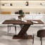 Cet ensemble de tables et chaises de salle à manger présente un design moderne et élégant, qui rehausse son esthétique. La table est dotée d'un piètement robuste en forme de X décalé, qui met en valeur sa beauté géométrique.