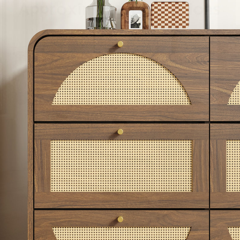 Commode 9 tiroirs avec façade en rotin, large commode en panneau de particules pour un rangement moderne, robuste et spacieuse pour les chambres et les salons.