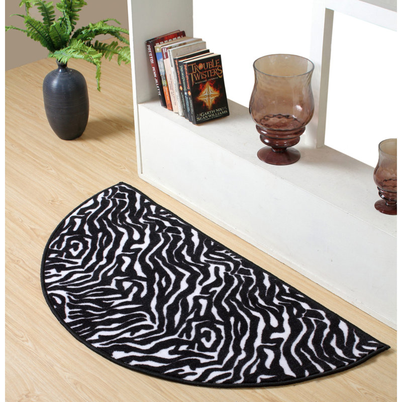 Animal Print Black Indoor / Outdoor Area Rug, Half Round 1'5" x 3'