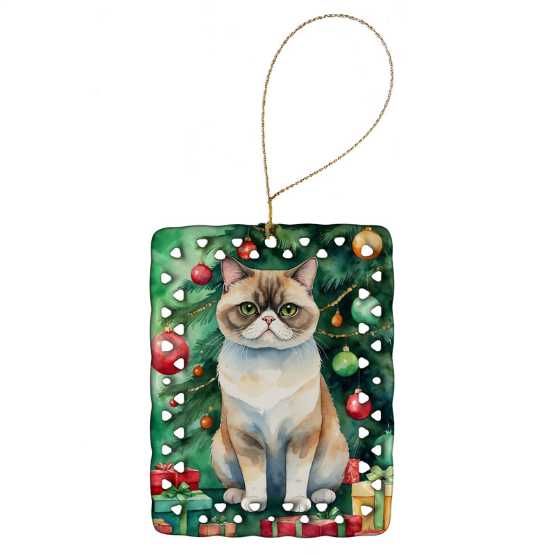 Ornement en porcelaine exotique à poil court près de l'arbre de Noël, Chat exotique à poils courts