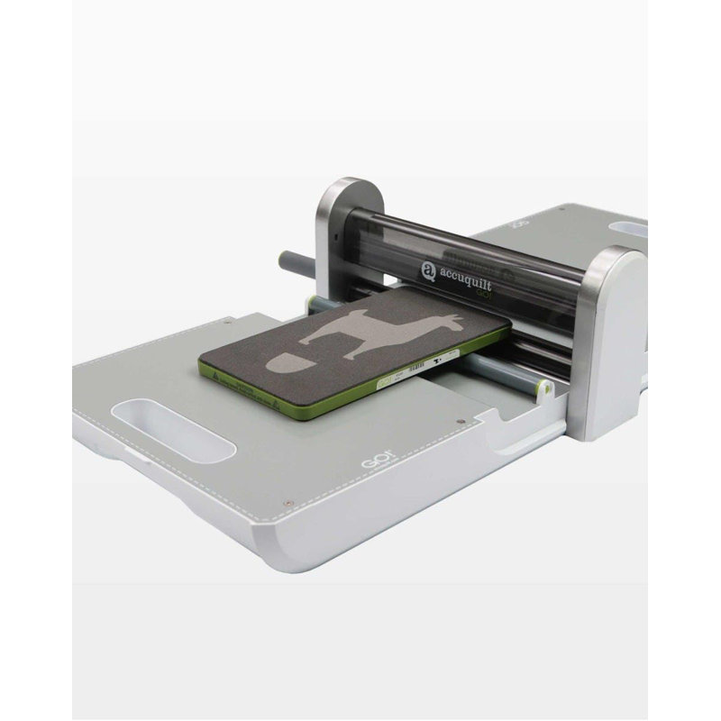 Il suffit d'ajouter du tissu et du fusible pour faire une volée de renards en un éclair avec cet ensemble! Le go! Fox Fox avec mat inclut: GO! Renard (55343) Tapis de coupe 5 po x 10 po (55110)