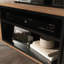 Élégante console multimédia à finition brune avec portes cannelées géométriques et tablettes réglables pour un rangement polyvalent