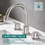 Robinet de lavabo de salle de bain surdimensionné en nickel brossé à 2 poignées à 3 poignées et 3 trous à 360 ° avec ensemble de bonde escamotable-127342993