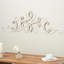 Décoration murale volute en bois blanche avec accents de bois