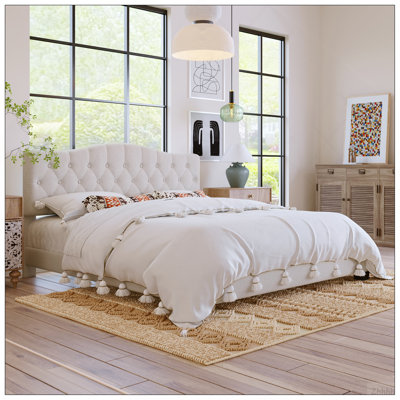 Lit plateforme tapissier avec tête de lit courbée réglable et selle capitonnée, détails en lattes de bois et support en métal, aucun sommier nécessaire, très grand lit