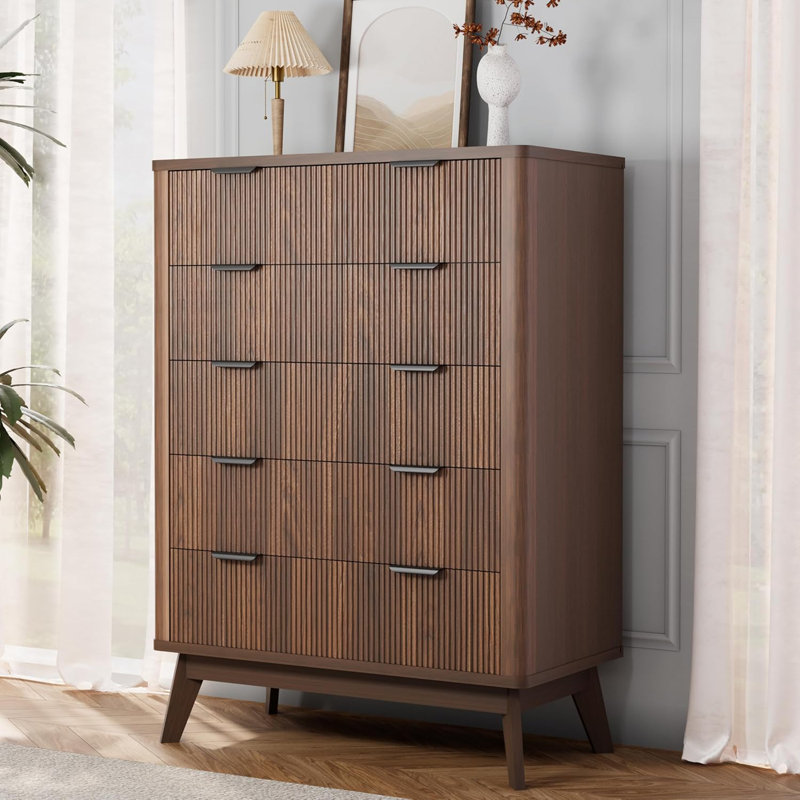 Commode 5 tiroirs cannelée en bois avec poignées en métal, Brown