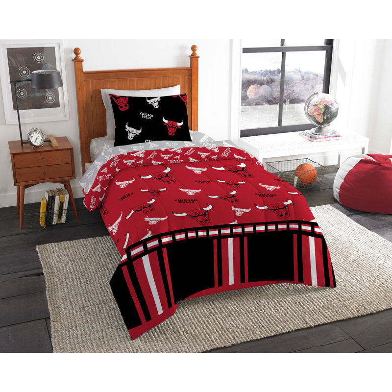 Modern & Contemporary Polyester Comforter, Queen Comforter + 4 Additional Pieces, Chicago Bulls