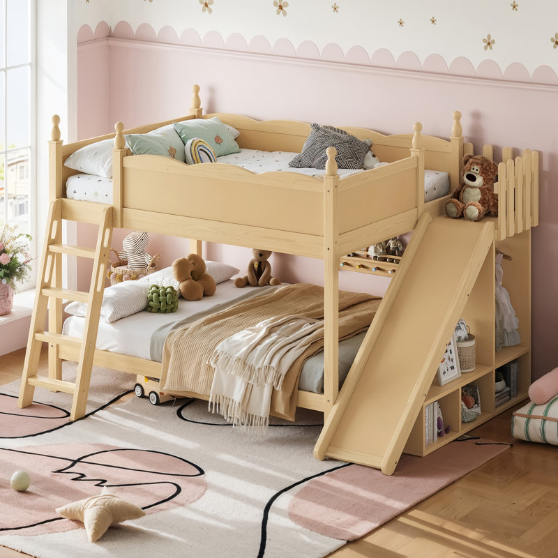 Lit superposé en bois peu encombrant avec glissade, tablettes de rangement et échelle Cavero, Naturel