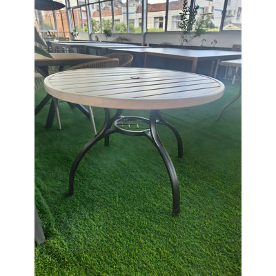 "Table de patio ronde en lattes de faux bois 41" avec trou de parasol, plateau en grain de bois réaliste + pieds en fer noir mat de haute qualité, table de salle à manger d'extérieur résistante à la rouille pour balcon de patio