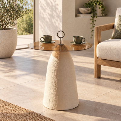 Table d'appoint intérieure avec plateau en verre brun, base texturée blanche et silhouette ronde