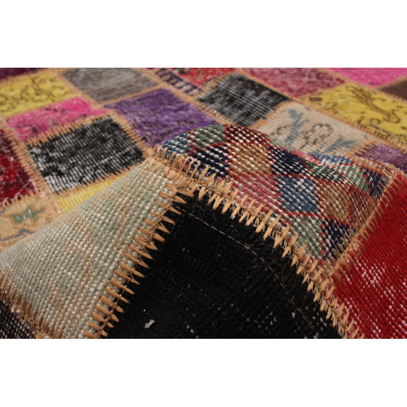 Tapis unique en laine noué à la main rouge / jaune / mauve des années 2010 de 6 pi 7 po x 9 pi 6 po Kamiaya
