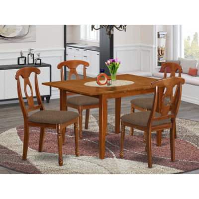 L'ensemble de table de cuisine 5 pièces pour 4 personnes comprend une table de salle à manger rectangulaire avec rallonge papillon et 4 chaises rembourrées en tissu brun selle