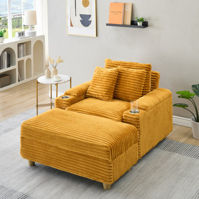 Canapé simple en velours côtelé orange avec un coussin, deux coussins décoratifs, un repose-pieds et deux espaces de rangement.