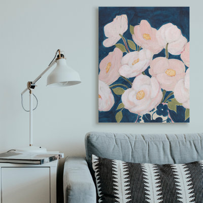 Fleurs printanières, pétales roses sur bleu profond