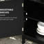 Buffet noir fonctionnel avec tablette intérieure réglable pour une salle blanche