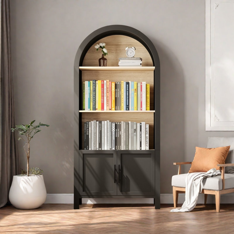 Grande bibliothèque arquée avec tablette de rangement ouverte et espace de rangement équipé d'une porte