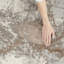 Tapis abstrait en polyester tissé à la machine en brun / crème-1713091809
