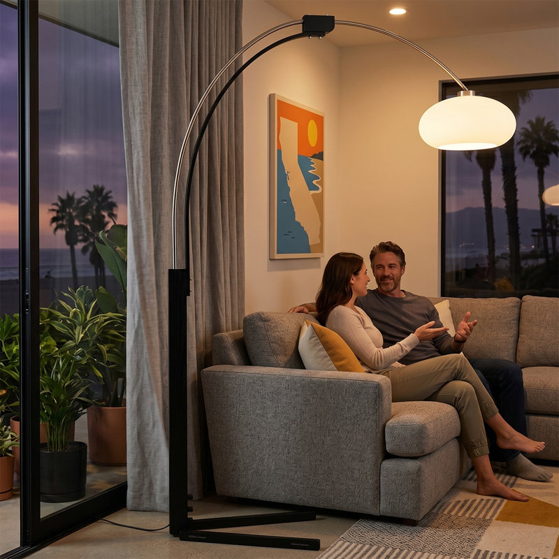 Lampadaire arqué haut de gamme Morelli 85 po à intensité variable, style moderne du milieu du siècle, finition nickel satiné et noir mat, abat-jour moulé en Lucite, base en V noire, compatible DEL